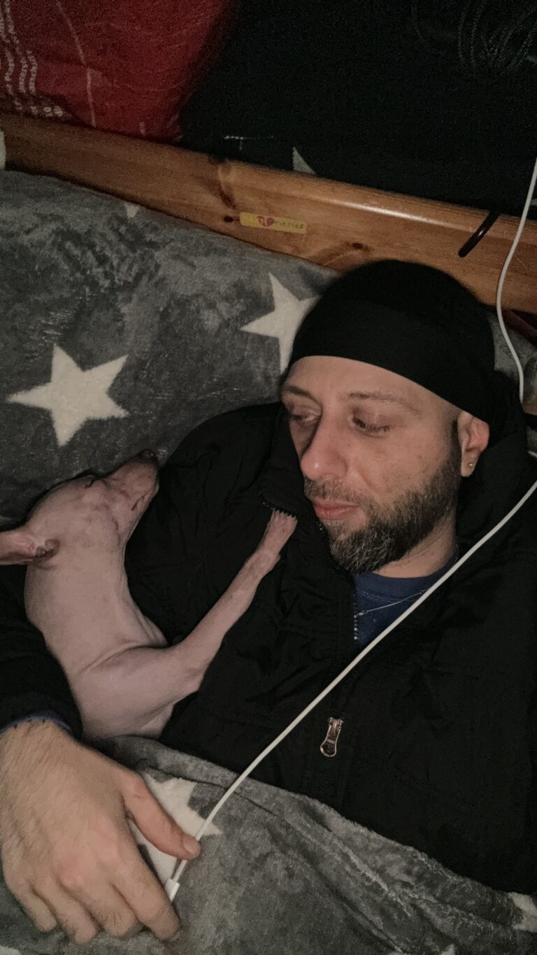 eazy liegt mit azula an seiner Brust unter einer grauen Decke mit weißen Sternen.